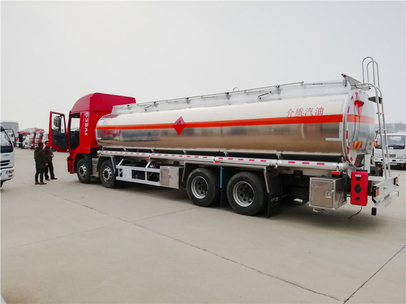 上汽紅巖29.7方前四后八鋁合金運(yùn)油車，20噸運(yùn)油車