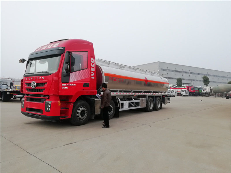 上汽紅巖29.7方前四后八鋁合金運油車，20噸運油車